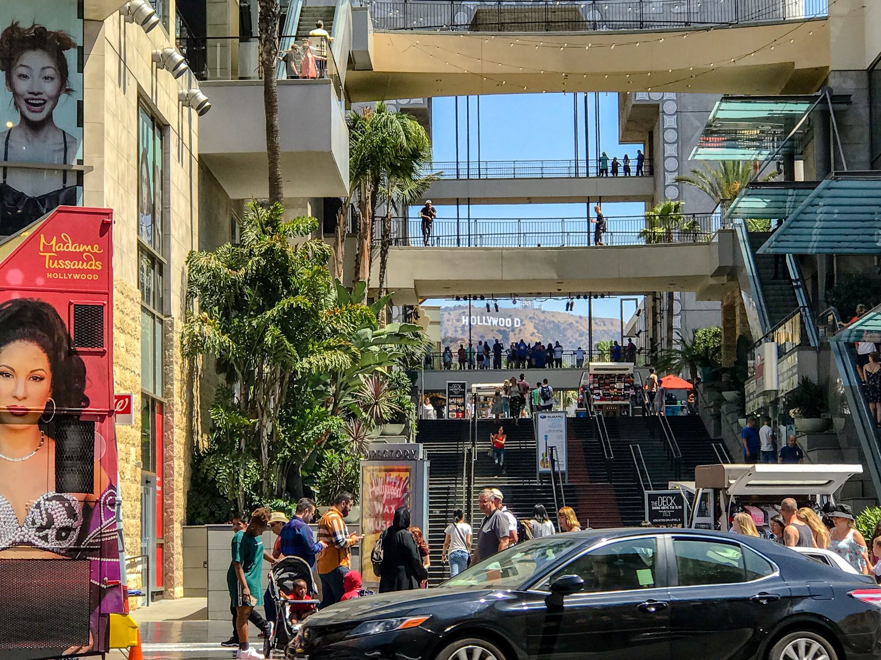 Blick auf das Hollywood Sign von der Rückseite des TCL Chinese Theatre