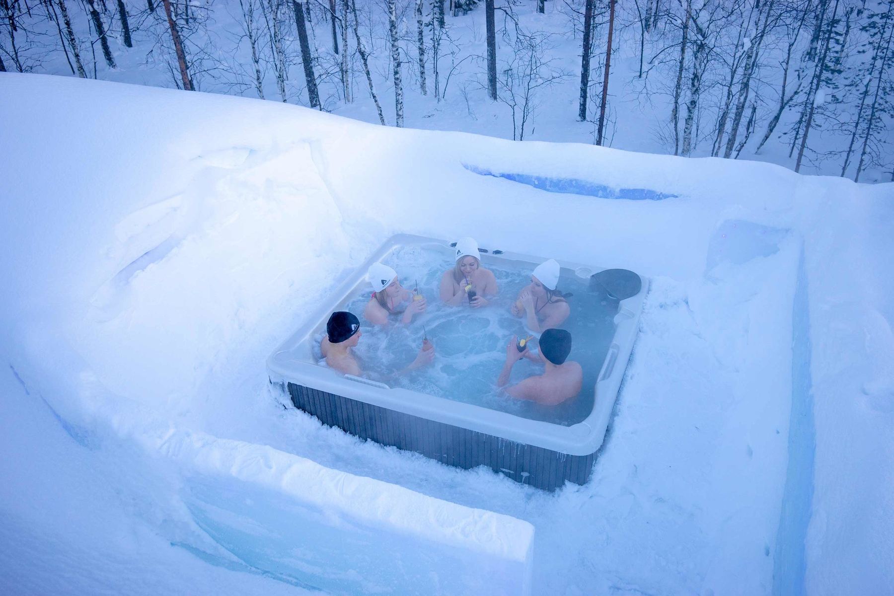Outdoor jacuzzi 2.jpg
