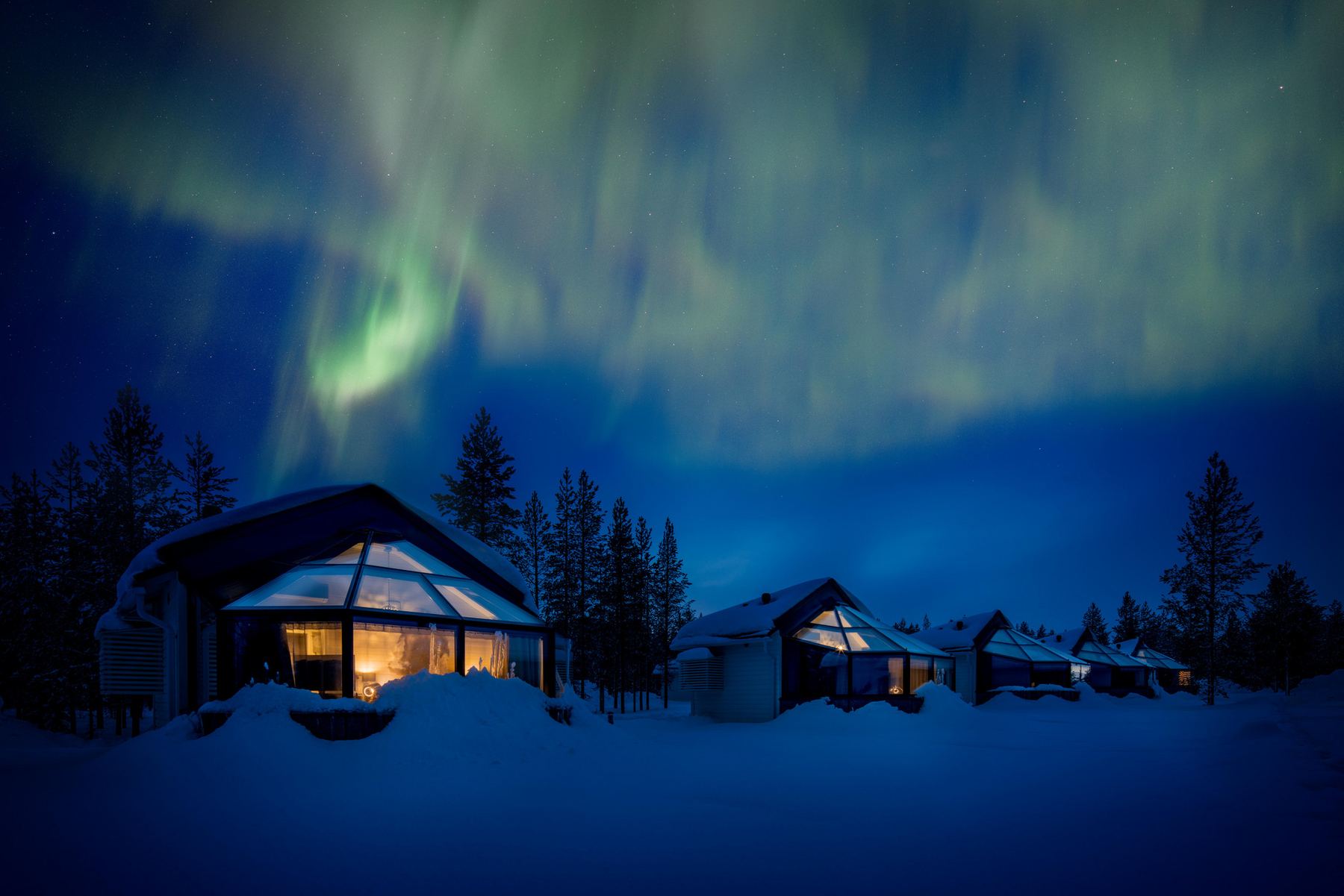 igloos aurora borealis.jpg