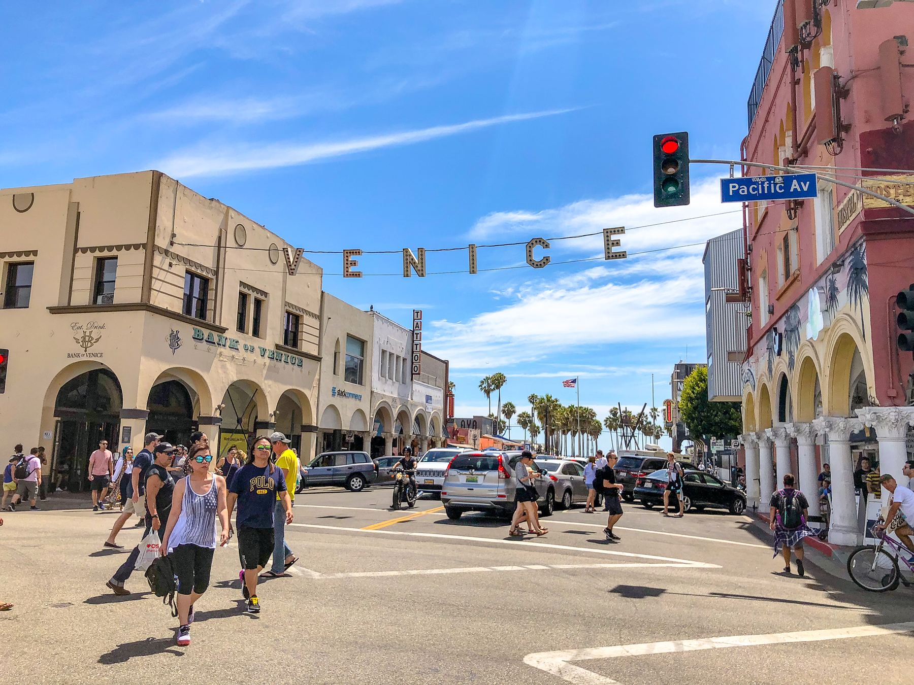 Am Venice Beach Sign ist immer viel los.