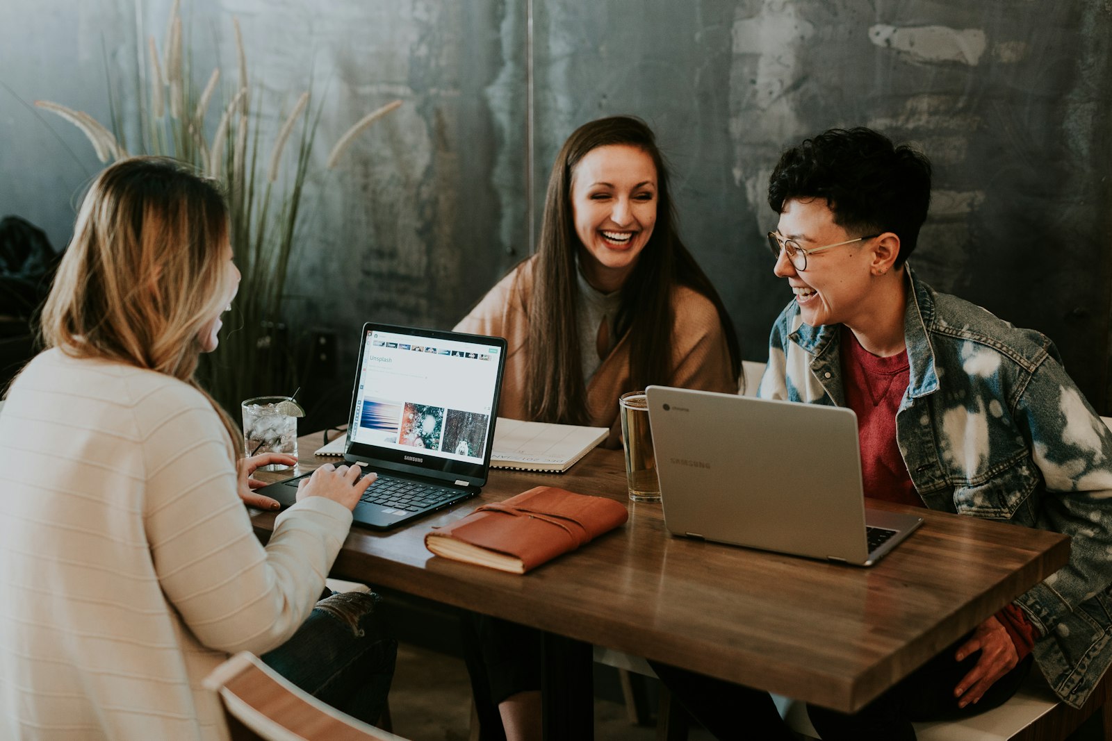Menschen arbeiten an Laptops in einem Coworking-Space