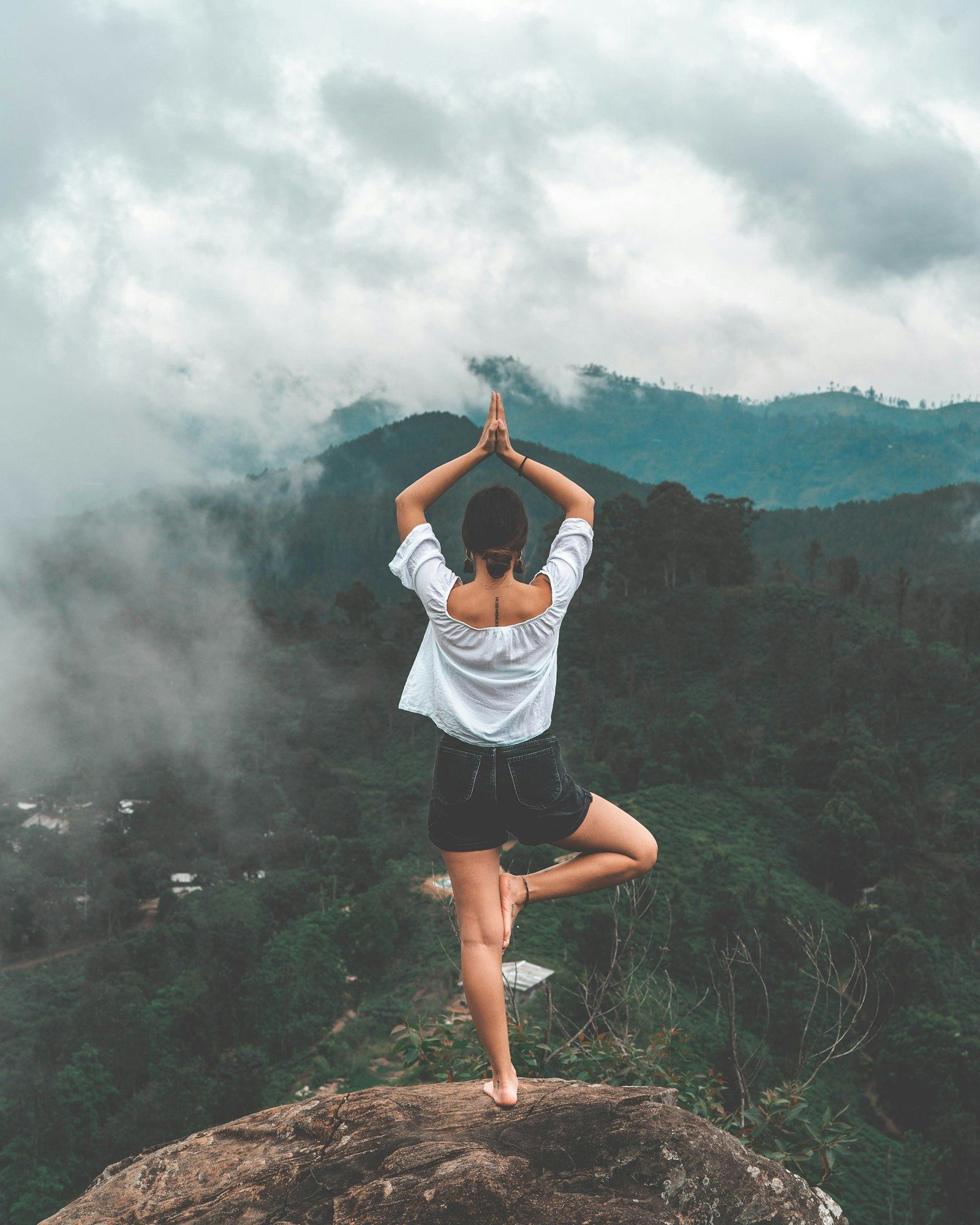 Yoga-Pose auf einer Klippe auf Bali