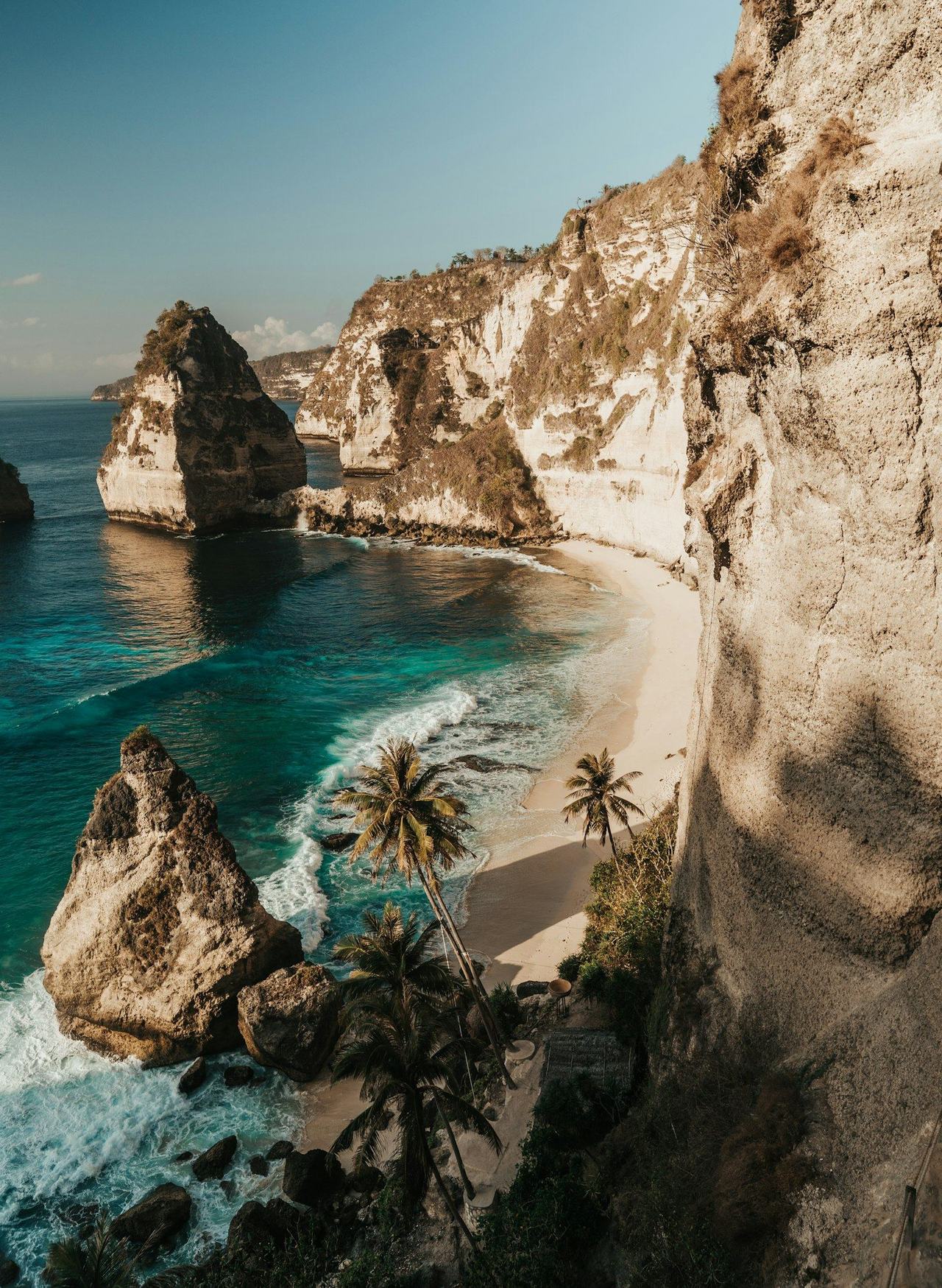 Klippen und türkisfarbenes Wasser in Uluwatu